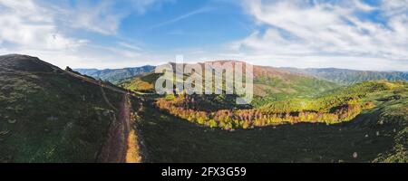 Vista panoramica sulla vetta del Monte Midzor durante il tramonto. Natura destinazione di viaggio all'aperto, montagna balcanica, Serbia. Vista aerea, drone Foto Stock