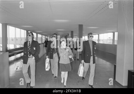 AJAX torna a Schiphol dopo la partita contro Arsenal, 23 marzo 1972, sport, calciatori, I Paesi Bassi, foto agenzia stampa del XX secolo, notizie da ricordare, documentario, fotografia storica 1945-1990, storie visive, Storia umana del XX secolo, che cattura momenti nel tempo Foto Stock