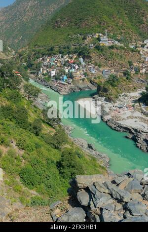 I fiumi Alaknanda e Bhagirathi si incontrano e prendono il nome di Ganga a Devprayag nello stato di Uttarakhand, India, ed è uno dei Panch Prayag (cinque con Foto Stock