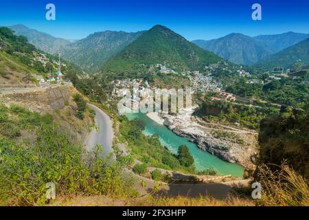 I fiumi Alaknanda e Bhagirathi si incontrano e prendono il nome di Ganga a Devprayag nello stato di Uttarakhand, India, ed è uno dei Panch Prayag (cinque con Foto Stock