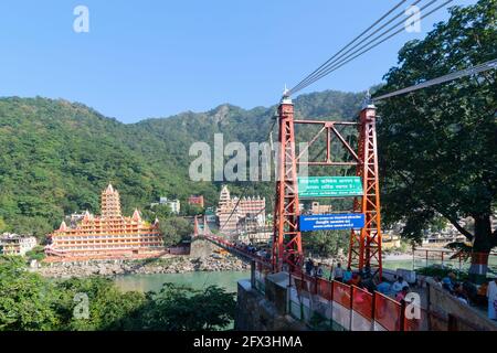 Rishikesh, Uttarakhand, India - 29 Ottobre 2018 : Lakshman Jhula è un ponte sospeso che attraversa il fiume Gange. Il ponte collega i due villaggi Foto Stock