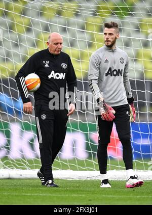 Il allenatore del Manchester United Richard Hartis e il portiere David de Gea durante una sessione di allenamento prima della finale della UEFA Europa League, allo stadio di Danzica, Polonia. Data immagine: Martedì 25 maggio 2021. Foto Stock