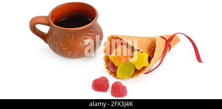 Tazza di caffè e caramelle di marmellata in un cialde isolato su sfondo bianco. Foto grandangolare. Foto Stock