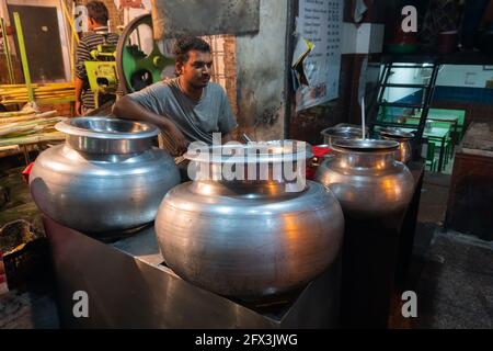 VECCHIO MERCATO, NUOVA DELHI, INDIA - OTTOBRE 28 2018 : gli utensili di rame sono usati solo in bancarelle di cibo lato strada al mercato Old Delhi - è un famoso touri Foto Stock