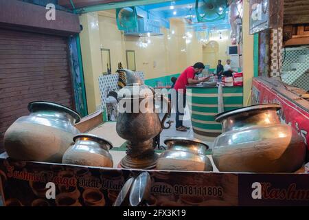 VECCHIO MERCATO, NUOVA DELHI, INDIA - OTTOBRE 28 2018 : gli utensili di rame sono usati solo in bancarelle di cibo lato strada al mercato Old Delhi - è un famoso touri Foto Stock