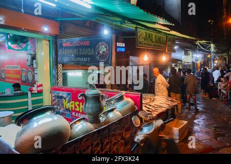 VECCHIO MERCATO, NUOVA DELHI, INDIA - OTTOBRE 28 2018 : gli utensili di rame sono usati solo in bancarelle di cibo lato strada al mercato Old Delhi - è un famoso touri Foto Stock