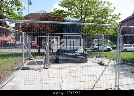 Basamento per la statura di Margaret Thatcher, coprendo in telo di plastica nera, dietro le recinzioni temporanee, alla collina di San Pietro, Grantham Foto Stock