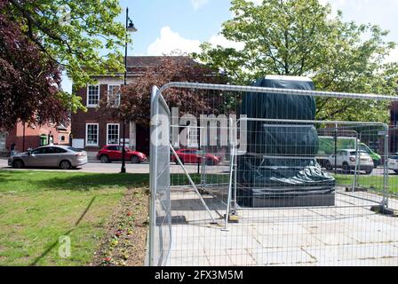 Basamento per la statura di Margaret Thatcher, coprendo in telo di plastica nera, dietro le recinzioni temporanee, alla collina di San Pietro, Grantham Foto Stock