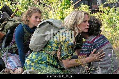 Un POSTO TRANQUILLO PARTE II 2020 Paramount Pictures film con da sinistra: Millicent Simmonds, Emily Blunt, Noah Jupe Foto Stock