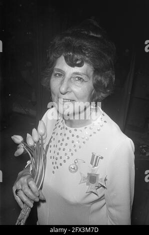 Miss anziani 1968 scelti, Sig.ra H. van der Berg, 73 anni. Sig.ra van der Berg con tulipani e medaglia, 17 maggio 1968, anziani, fiori, Medaglie, Paesi Bassi, foto agenzia stampa del XX secolo, notizie da ricordare, documentario, fotografia storica 1945-1990, storie visive, Storia umana del XX secolo, che cattura momenti nel tempo Foto Stock