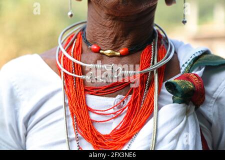 Tribù LANJIA SAORA - primo piano di gioielli Jatong e collana di perle . Gunpur villaggio, Odisha, India. Foto Stock