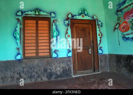 LANJIA SAORA TRIBÙ - esterno colorato di una casa moderna Lanjia Saora. Gunpur villaggio, Odisha, India. Foto Stock