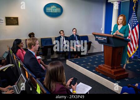 Washington, Stati Uniti. 25 Maggio 2021. Il Segretario della stampa della Casa Bianca Jen Psaki parla ai giornalisti della Casa Bianca a Washington, DC venerdì 25 maggio 2021. Photo by Tasos Katopodis/Pool/Sipa USA Credit: Sipa USA/Alamy Live News Foto Stock