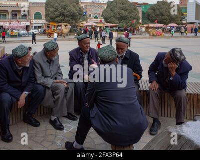 Gruppo Uighur vecchi uomini fuori della Moschea Id Kah .Kashgar, Xingiang, Cina 2019 Foto Stock