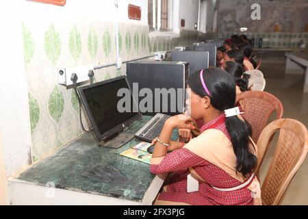 TRIBÙ LANJIA SAORA - Lanjia Saora studia con il computer in classe alla scuola educativa del villaggio di Keraba. Gli studenti indossano il loro Foto Stock