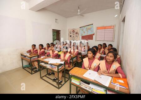 TRIBÙ LANJIA SAORA - Lanjia Saora studentesse impegnate nei loro studi in classe alla scuola educativa del villaggio di Keraba. Gli studenti indossano Foto Stock