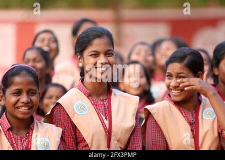 TRIBÙ LANJIA SAORA - Lanjia Saora studentesse sorridenti nel parco giochi della scuola educativa del villaggio di Keraba. Gli studenti indossano la loro scuola Foto Stock