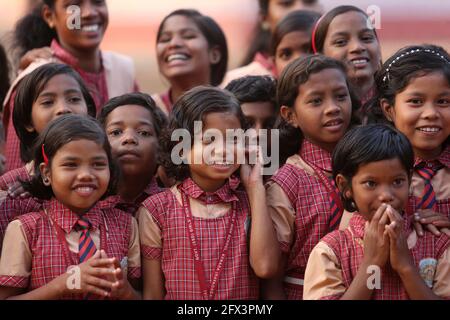 TRIBÙ LANJIA SAORA - Lanjia Saora studentesse sorridenti nel parco giochi della scuola educativa del villaggio di Keraba. Gli studenti indossano la loro scuola Foto Stock