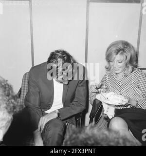 Modesty Blaise film di American Joseph Losey. Riprese ad Amsterdam. Monica Vitti e la controparte Terence Stamp, 12 luglio 1965, attori, attrici, Film, star del cinema, Paesi Bassi, foto dell'agenzia stampa del XX secolo, notizie da ricordare, documentario, fotografia storica 1945-1990, storie visive, Storia umana del XX secolo, che cattura momenti nel tempo Foto Stock