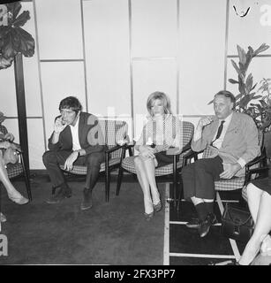 Modesty Blaise film di American Joseph Losey. Riprese ad Amsterdam. Terence Stamp, Monica Vitti e il regista Joseph Losey, 12 luglio 1965, attori, attrici, Registi, film, star del cinema, Paesi Bassi, foto agenzia stampa del XX secolo, notizie da ricordare, documentario, fotografia storica 1945-1990, storie visive, Storia umana del XX secolo, che cattura momenti nel tempo Foto Stock