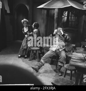 Il pezzo televisivo di Hunchback di VARA. Camille de Vries, Bert van der Linden, Johan Kaart, 18 dicembre 1963, brani televisivi, I Paesi Bassi, foto agenzia stampa del XX secolo, notizie da ricordare, documentario, fotografia storica 1945-1990, storie visive, Storia umana del XX secolo, che cattura momenti nel tempo Foto Stock