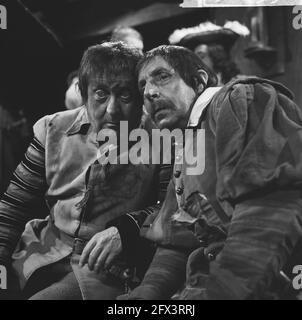 Il pezzo televisivo di Hunchback di VARA. Johan Kaart e Bert van der Linden, 18 dicembre 1963, Television Pieces, Paesi Bassi, foto agenzia stampa del xx secolo, notizie da ricordare, documentario, fotografia storica 1945-1990, storie visive, Storia umana del XX secolo, che cattura momenti nel tempo Foto Stock