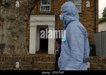 Londra (UK), 25 maggio 2021: Le indagini legali della polizia esaminano la casa su Copeland Road a Peckham dove (o vicino) era l'attivista per i diritti civili Sasha Johnson Foto Stock