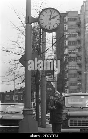 Il dipartimento comunale di Amsterdam fissa gli orologi un'ora in avanti con un Rod, 27 marzo 1979, orologi, ora legale, I Paesi Bassi, foto agenzia stampa del XX secolo, notizie da ricordare, documentario, fotografia storica 1945-1990, storie visive, Storia umana del XX secolo, che cattura momenti nel tempo Foto Stock