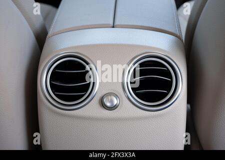 interni in pelle beige di un'auto moderna di lusso. Dettagli interni di un'auto moderna Foto Stock