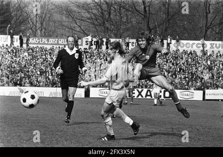 De Graafschap contro Ajax 0-0, Jan Mulder in duello, 20 aprile 1975, sport, calcio, I Paesi Bassi, foto agenzia stampa del XX secolo, notizie da ricordare, documentario, fotografia storica 1945-1990, storie visive, Storia umana del XX secolo, che cattura momenti nel tempo Foto Stock