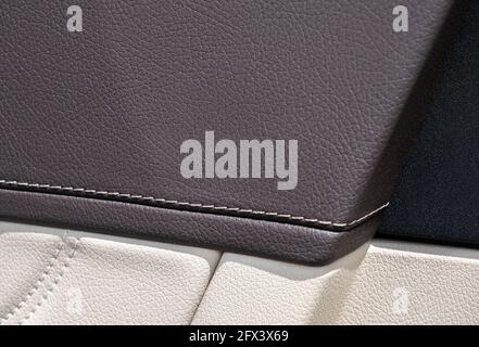 interni in pelle beige di un'auto moderna di lusso. Dettagli interni di un'auto moderna Foto Stock