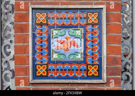 Frammento di decorazione di un antico edificio in forma di mosaico ceramico raffigurante un uccello fata. Foto Stock