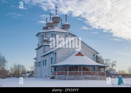 La vecchia chiesa in legno dell'Epifania si chiude la mattina di febbraio. Stoletovskaya (Lyadiny). Regione di Arkhangelsk, Russia Foto Stock