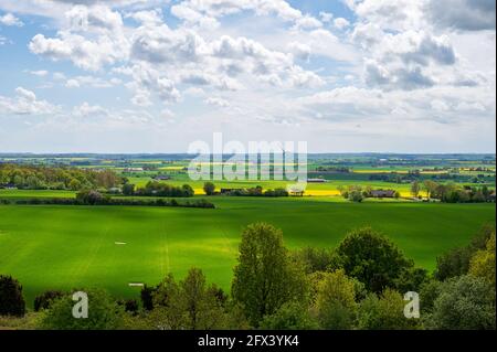 Un paesaggio di Scanian (Svezia meridionale) pieno di campi di verde, oro e giallo preso a Billebjer, Lunds kommun, Svezia Foto Stock