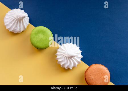 La Pop Art stile colore ciambelle e panificio goodies luminoso su sfondo colorato. Foto Stock