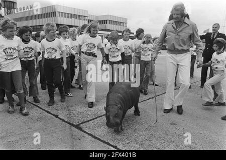 Hippo nano Hugo de Hippo è arrivato a Zestienhoven scuola bambini e l'ippopotamo nani, 2 giugno 1976, arrivi, ippopotami, Bambini della scuola, Paesi Bassi, foto dell'agenzia stampa del XX secolo, notizie da ricordare, documentario, fotografia storica 1945-1990, storie visive, Storia umana del XX secolo, che cattura momenti nel tempo Foto Stock