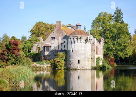 Medievale, ormeggiato Scotney Castle e giardini, Lamberhurst, Kent, Inghilterra Regno Unito Foto Stock