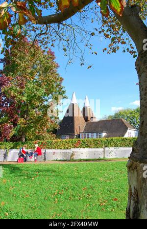 Villaggio Verde mostra oast house, Lamberhurst, Tunbridge Wells, Kent, Regno Unito Foto Stock