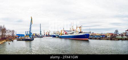 Porto di Kaliningrad e navi sul fiume Pregolya in primavera Foto Stock