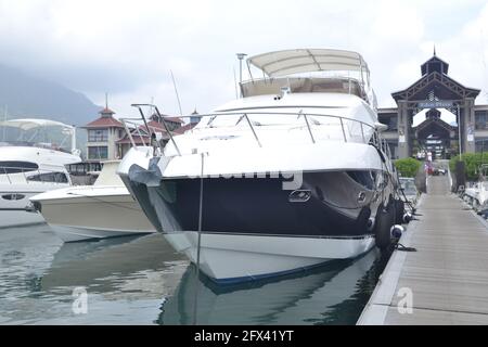 Bellissimo yacht ancorato nella tranquilla marina di Eden Island, Mahe, Seychelles, Oceano Indiano. Foto Stock