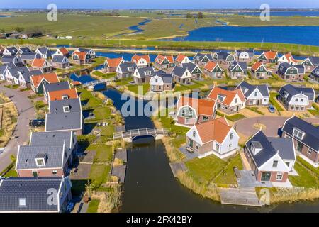 La scena aerea del Resort Poort van Amsterdam è caratterizzata dalla sua posizione unica. Con chalet di stile tradizionale e l'acqua delicatamente scorrevole della Foto Stock