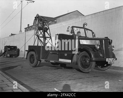 La speciale gru Opel Blitz del tunnel Maas. È stato costruito da Geesink di Weesp e dotato di una colonna di sollevamento centrale che solleva completamente il veicolo e questo permette al veicolo di ruotare di 360 gradi, 18 gennaio 1946, traffico, camion, I Paesi Bassi, foto agenzia stampa del XX secolo, notizie da ricordare, documentario, fotografia storica 1945-1990, storie visive, Storia umana del XX secolo, che cattura momenti nel tempo Foto Stock