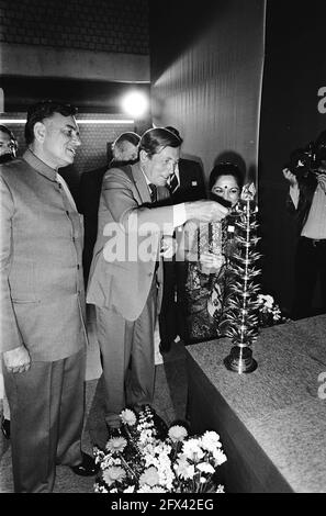 PR Claus apre a Rotterdam Industrial Fair; accende la lampada del tempio indiano, l Bal RAM Jakha speaker di Lok Safha (vert. Popolare in India), 19 maggio 1980, industria, Paesi Bassi, foto agenzia stampa del xx secolo, notizie da ricordare, documentario, fotografia storica 1945-1990, storie visive, Storia umana del XX secolo, che cattura momenti nel tempo Foto Stock