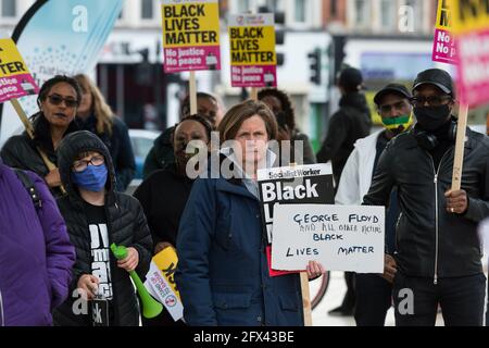 Londra, Regno Unito. 25 Maggio 2021. I dimostranti si riuniscono a Windrush Square a Brixton, a sud di Londra, per celebrare il primo anniversario dell'assassinio di George Floyd da parte di un agente di polizia a Minneapolis, che ha scatenato un'ondata globale di manifestazioni e la rinascita del movimento Black Lives Matter. Credit: Wiktor Szymanowicz/Alamy Live News Foto Stock