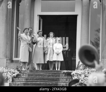 La famiglia reale sorge sulle scale del Palazzo Soestdijk e si tuffa nella sfilata di marcia. Da sinistra a destra: La regina Giuliana, il principe Bernhard, la principessa Beatrice, la principessa Margriet e la principessa Marijke, 30 aprile 1958, sfilata, regine, principi, Principesse, ondulazione, Paesi Bassi, foto agenzia stampa del XX secolo, notizie da ricordare, documentario, fotografia storica 1945-1990, storie visive, Storia umana del XX secolo, che cattura momenti nel tempo Foto Stock