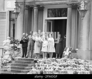 La famiglia reale sorge sulle scale del Palazzo Soestdijk e si tuffa nella sfilata di marcia. Da sinistra a destra ignoto, il principe Bernhard, la regina Juliana, la principessa Beatrice, la principessa Marijke (fronte) e la principessa Irene, 30 aprile 1958, parate, regine, principi, principesse, Paesi Bassi, foto agenzia stampa del XX secolo, notizie da ricordare, documentario, fotografia storica 1945-1990, storie visive, Storia umana del XX secolo, che cattura momenti nel tempo Foto Stock