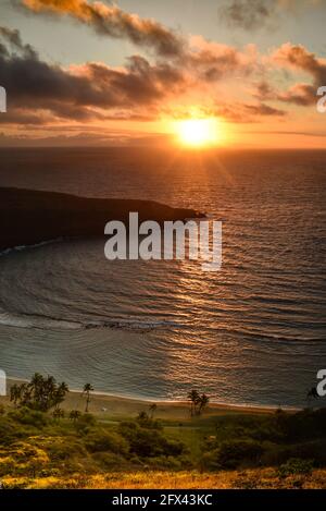 Aereo di calma, alba tranquilla sopra Hanauma Bay, una delle principali destinazioni turistiche per lo snorkeling nuoto, raggi solari in acqua, Oahu, Honolulu, Hawaii, Stati Uniti Foto Stock