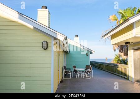 CYPREMORT POINT, LA, USA - 15 MAGGIO 2021: Cabine colorate al Cypremort Point state Park Foto Stock