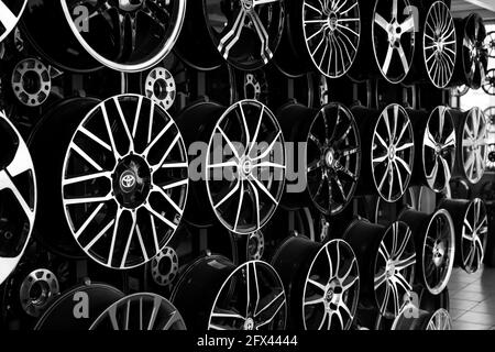 Anapa, Russia - 05,22,2021: Negozio di cerchi e cerchi in lega. Vetrina con dischi di marchi diversi. Foto Stock