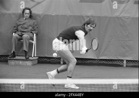 Il giocatore olandese Fred Hemmes in azione, 22 aprile 1977, sport, tennis, Sessioni di formazione, Paesi Bassi, foto agenzia stampa del XX secolo, notizie da ricordare, documentario, fotografia storica 1945-1990, storie visive, Storia umana del XX secolo, che cattura momenti nel tempo Foto Stock